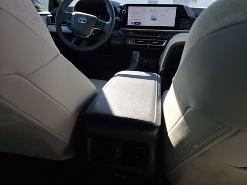 Used 2025 Toyota Camry XLE image 32