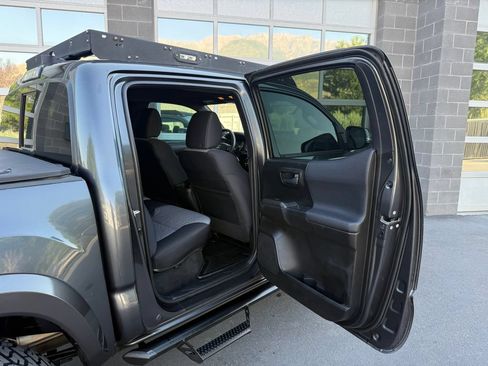 Used 2022 Toyota Tacoma TRD Sport w/ Technology Package AWD/4WD image 37