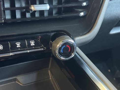 Used 2025 Chevrolet Suburban LT RWD image 29