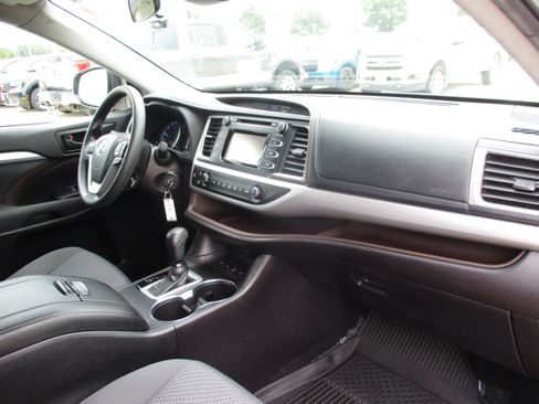 Used 2019 Toyota Highlander LE AWD/4WD image 31