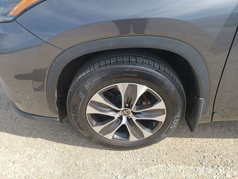 Used 2021 Toyota Highlander XLE image 19