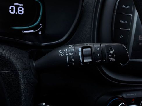 Used 2025 Kia Soul LX w/ LX Technology Package FWD image 34