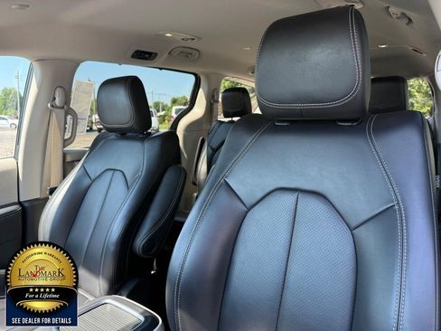 Used 2023 Chrysler Pacifica Touring-L FWD image 9