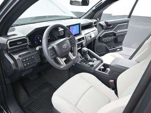 New 2026 Toyota 4Runner SR5 AWD/4WD image 4