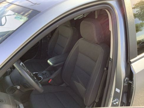 Used 2024 GMC Terrain SLE w/ Driver Convenience Package image 8