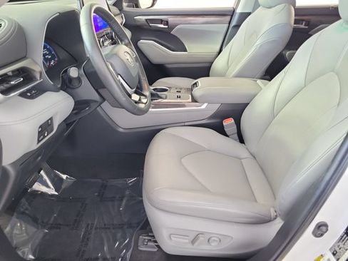 Used 2023 Toyota Highlander Limited FWD image 19