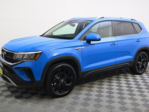 Used 2023 Volkswagen Taos SE w/ Panoramic Sunroof Package AWD/4WD image 2