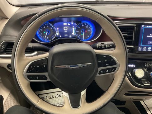 Used 2018 Chrysler Pacifica Limited w/ Advanced Safetytec Group FWD image 18