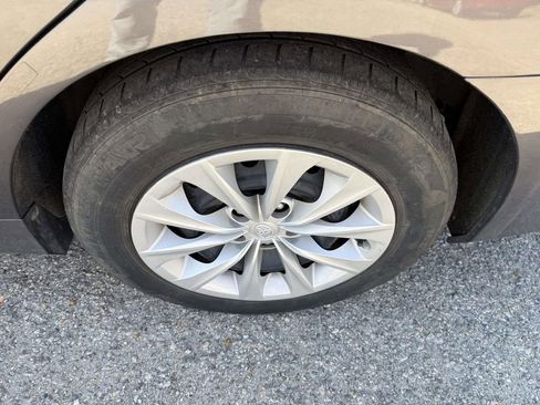 Used 2015 Toyota Camry LE image 12