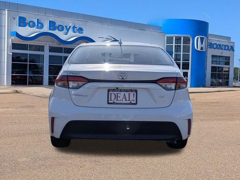 Used 2023 Toyota Corolla LE FWD image 4