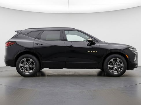 Used 2025 Chevrolet Blazer LT image 11