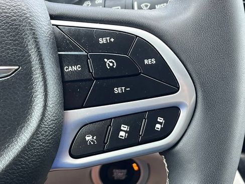 Used 2023 Chrysler Pacifica Touring-L FWD image 20