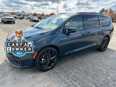 Used 2025 Chrysler Pacifica Limited image 1