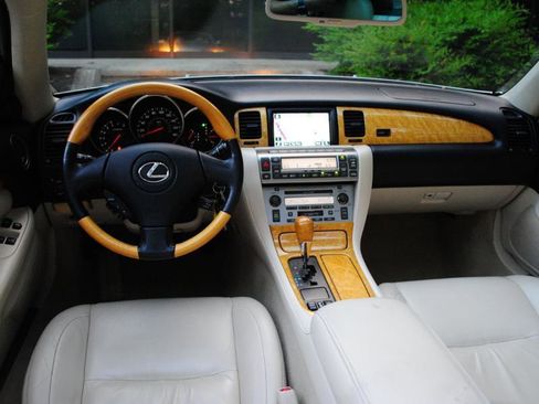 Used 2005 Lexus SC 430 Convertible image 2