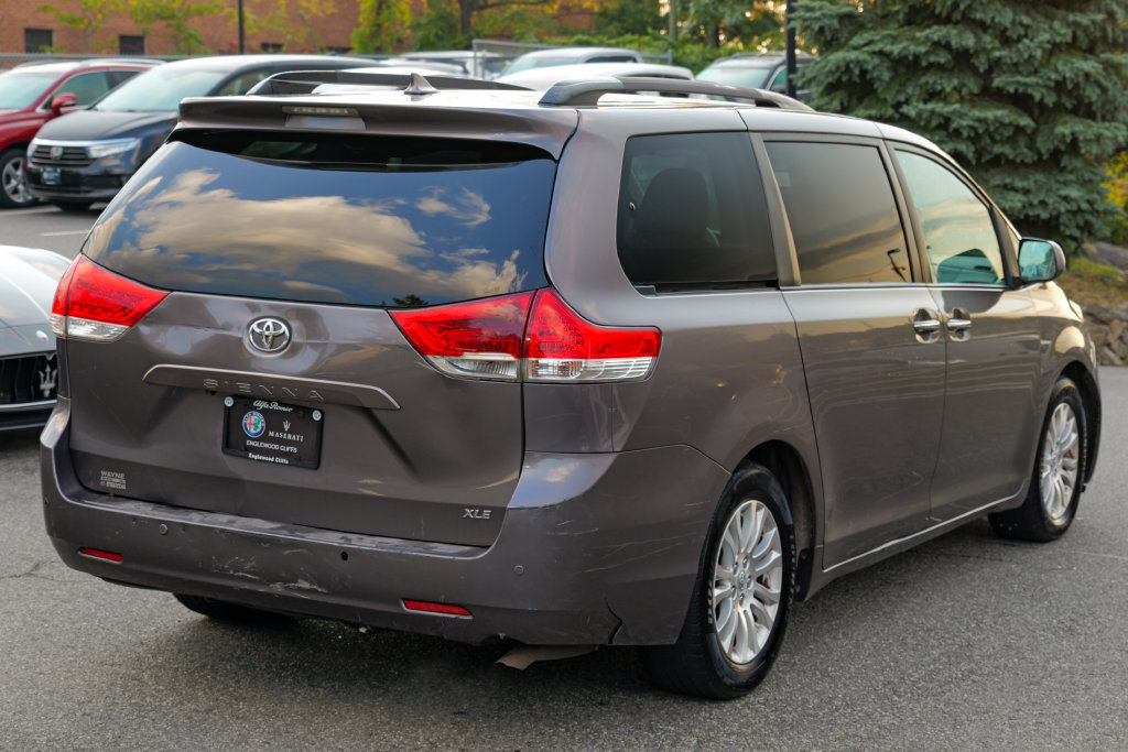 Used 2011 Toyota Sienna XLE w/ Premium Pkg FWD image 7