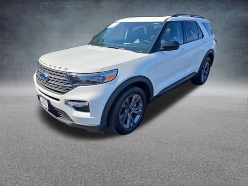 Used 2024 Ford Explorer XLT w/ Equipment Group 202A AWD/4WD image 3