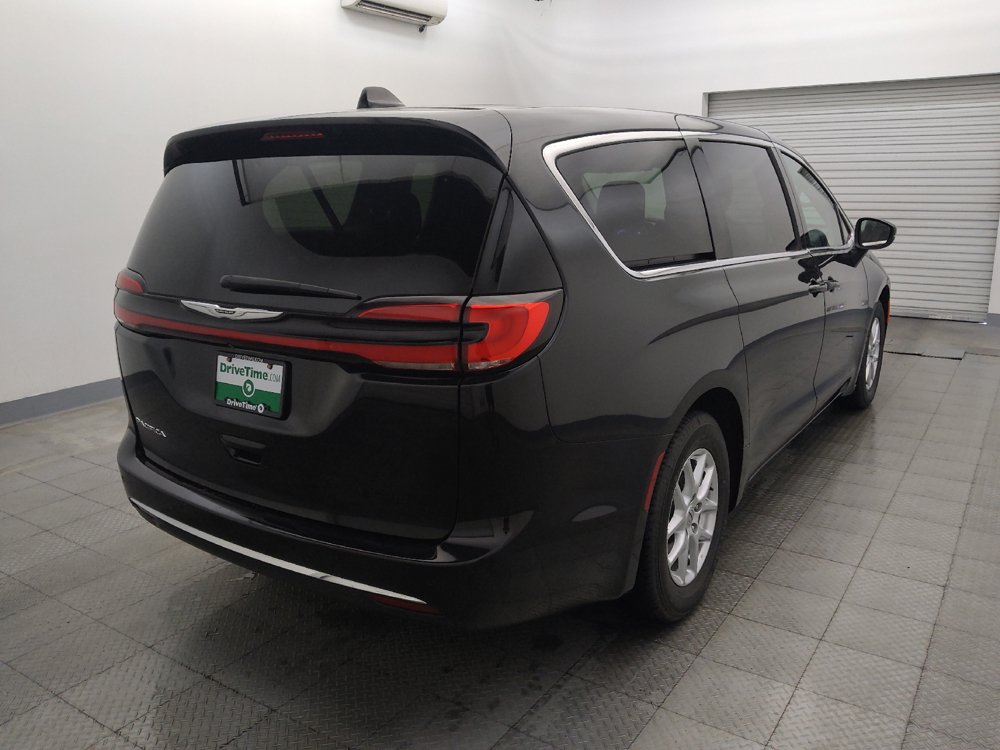 Used 2023 Chrysler Pacifica Touring-L FWD image 9