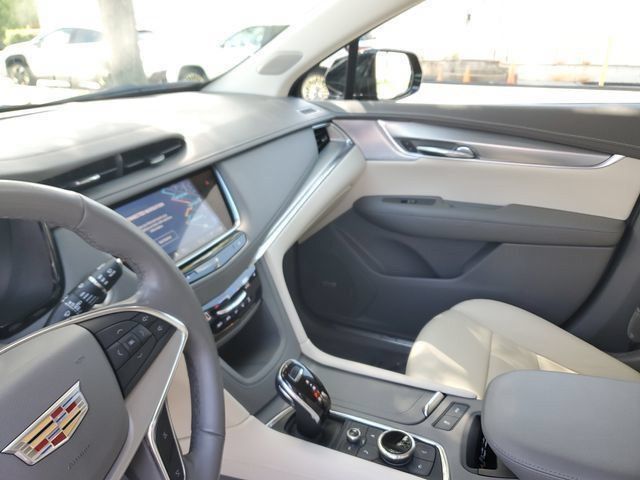 Used 2021 Cadillac XT5 Premium Luxury w/ LPO, Premium Carpet Package FWD image 24