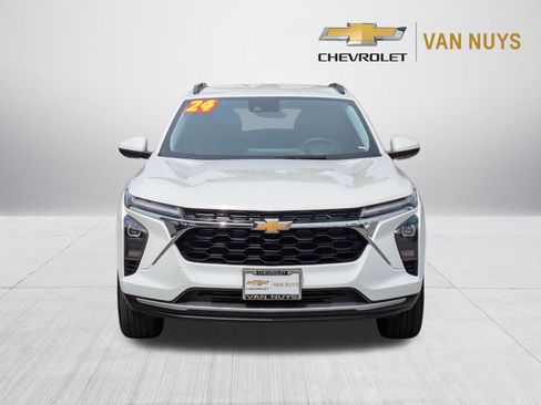 Used 2024 Chevrolet Trax LT w/ Driver Confidence Package FWD image 2