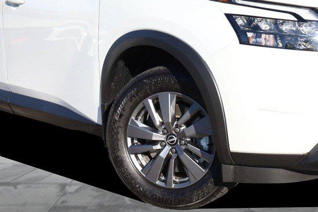 Certified 2025 Nissan Pathfinder SV w/ SV Premium Package FWD image 3