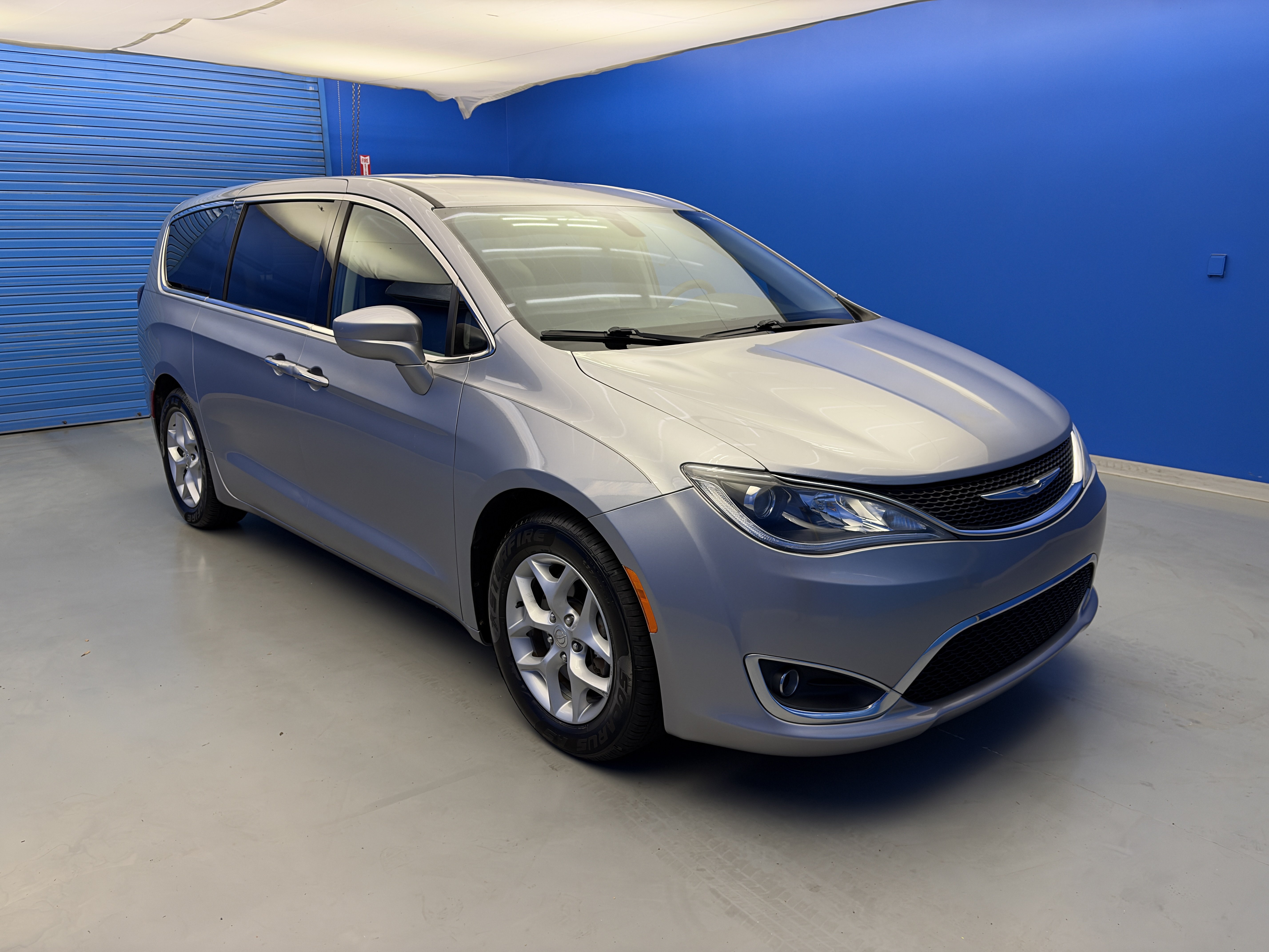 Used 2018 Chrysler Pacifica Touring Plus w/ Tire & Wheel Group FWD image 2