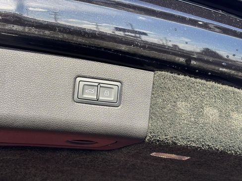 Used 2022 Bentley Bentayga image 16