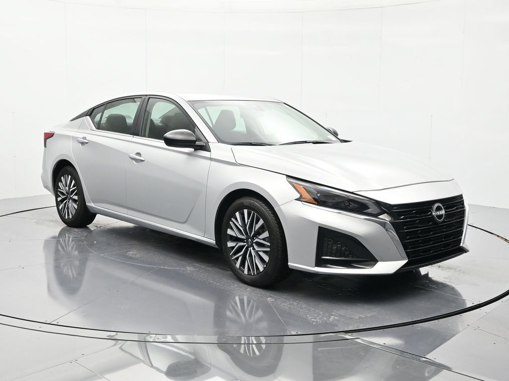 Certified 2025 Nissan Altima 2.5 SV FWD image 3