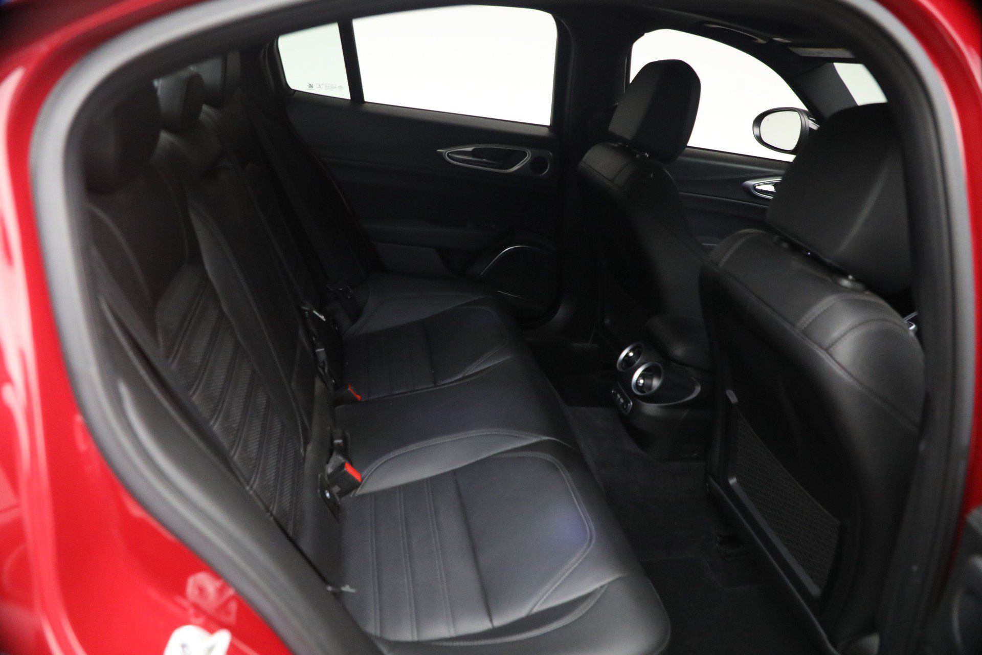 Used 2023 Alfa Romeo Giulia Veloce AWD/4WD image 17