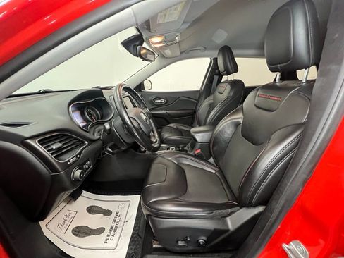 Used 2021 Jeep Cherokee Trailhawk image 4