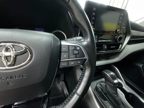 Used 2021 Toyota Highlander LE FWD image 20