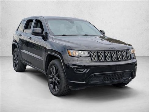 Used 2018 Jeep Grand Cherokee Altitude image 3