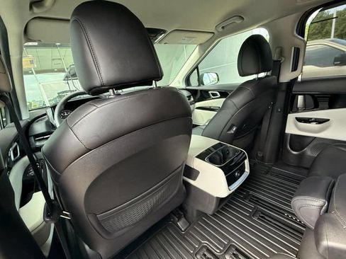 Used 2024 Kia Carnival EX FWD image 15