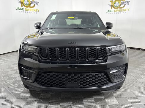 New 2025 Jeep Grand Cherokee Altitude image 2