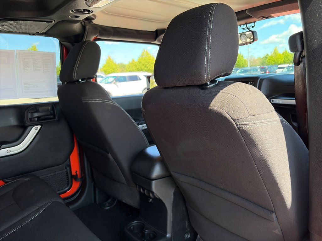 Used 2015 Jeep Wrangler Unlimited Sahara w/ Connectivity Group AWD/4WD image 31