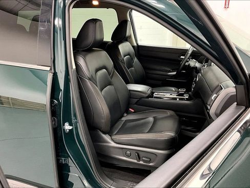 Used 2025 Nissan Pathfinder SL FWD image 9