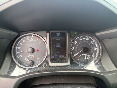 Used 2017 Toyota Tacoma TRD Sport w/ Tow Package RWD image 9