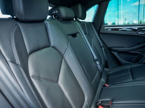 Certified 2025 Porsche Macan image 30