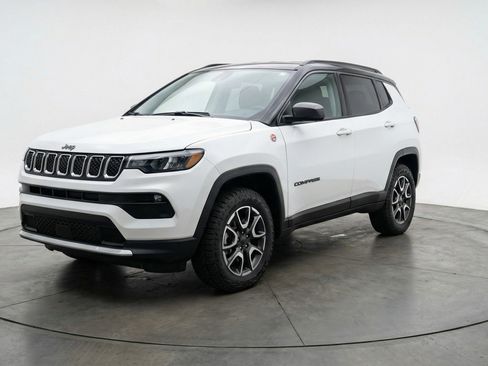 Used 2025 Jeep Compass Trailhawk image 2