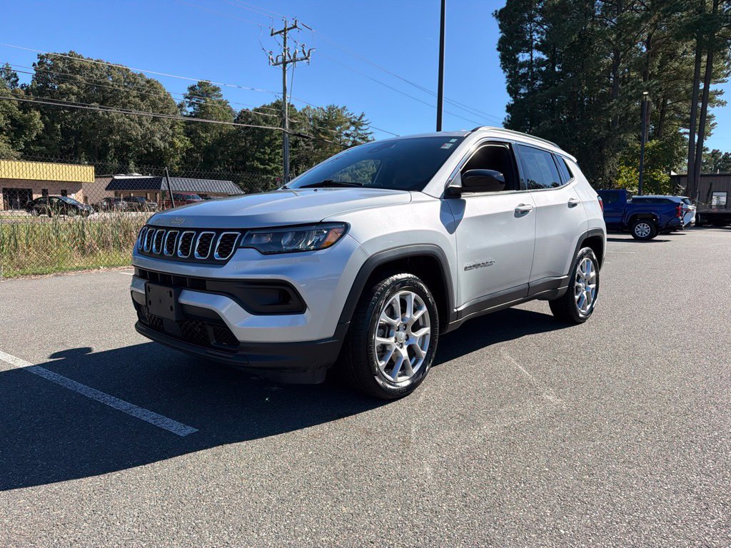 Used 2024 Jeep Compass Latitude AWD/4WD image 1