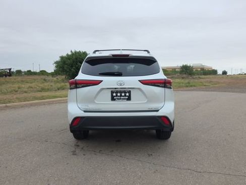 Used 2023 Toyota Highlander XLE AWD/4WD image 7