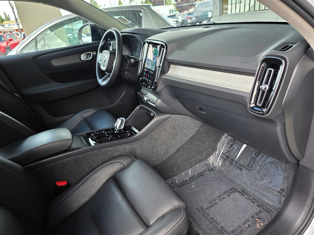 Used 2024 Volvo XC40 B5 Plus AWD/4WD image 25