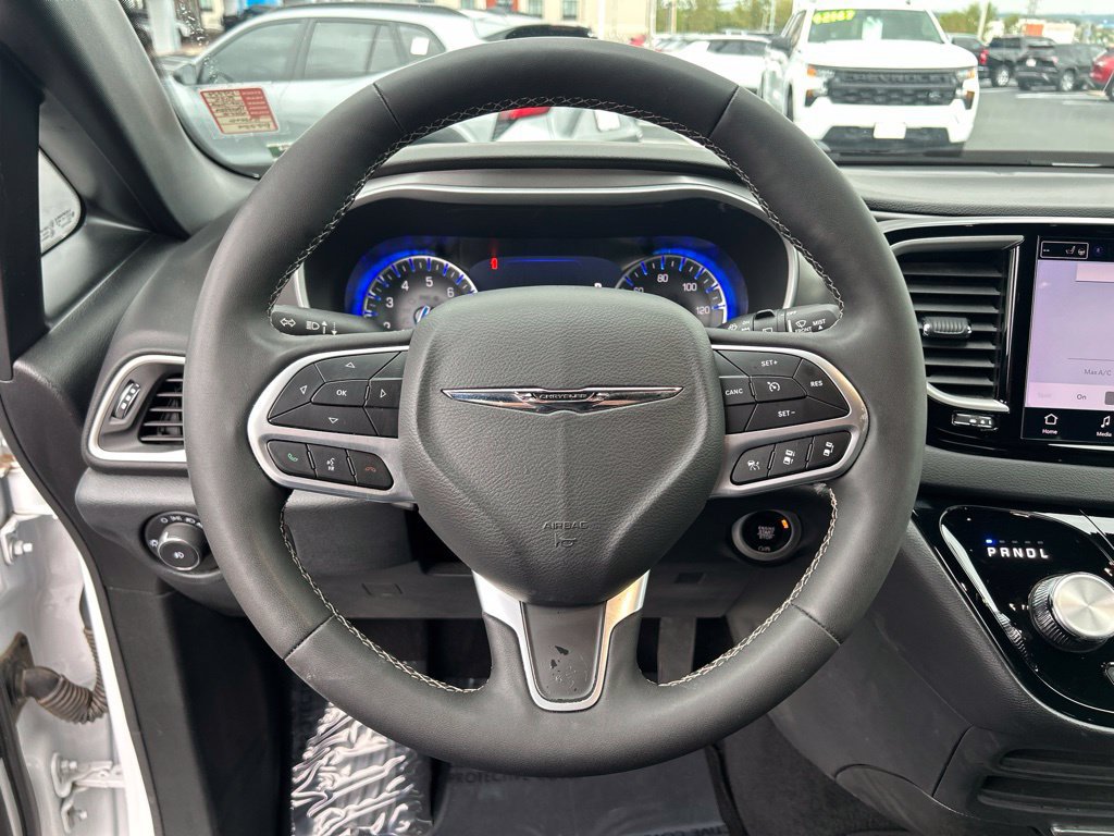 Used 2025 Chrysler Pacifica Select FWD image 21