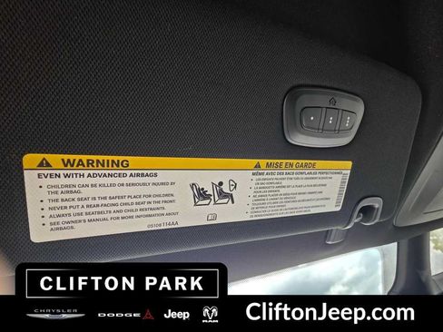 Used 2026 Chrysler Pacifica Select FWD image 26