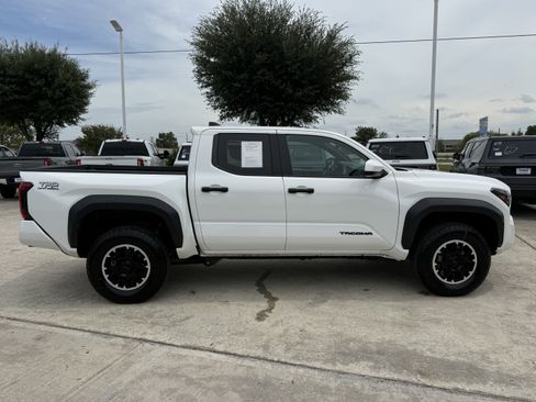 Used 2024 Toyota Tacoma TRD Off-Road AWD/4WD image 3