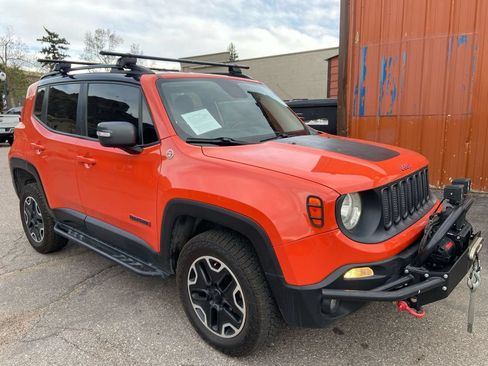Used 2016 Jeep Renegade Trailhawk AWD/4WD image 3