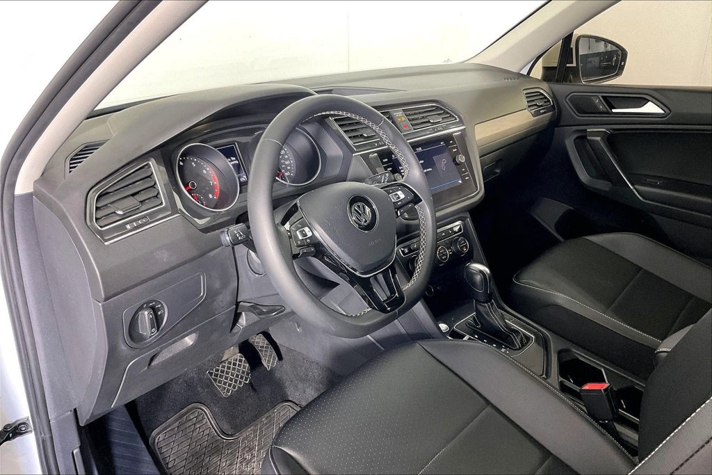 Used 2021 Volkswagen Tiguan SE w/ Panoramic Sunroof Package FWD image 15