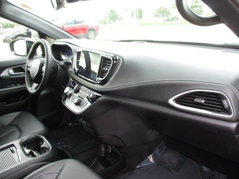 Used 2024 Chrysler Pacifica Limited FWD image 44