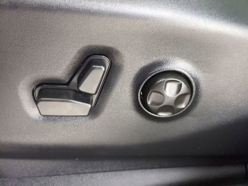 Used 2025 Chrysler Pacifica Limited image 23