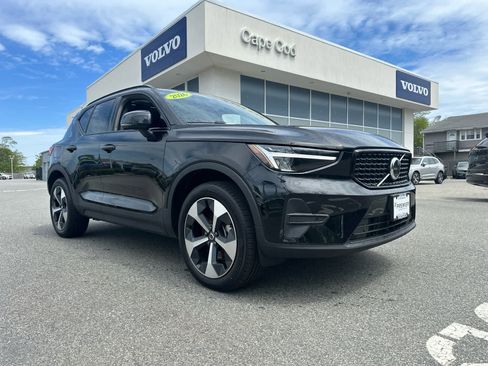 Used 2026 Volvo XC40 B5 Core w/ Protection Package Premier AWD/4WD image 2