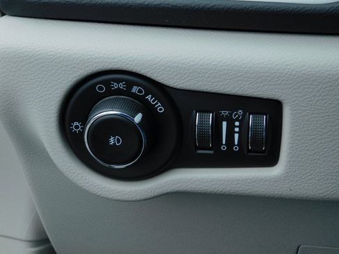 Used 2023 Chrysler Pacifica Touring-L image 37